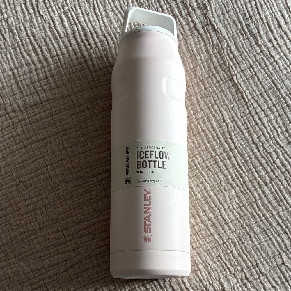 Stanley IceFlow Bottle in Soft Pink